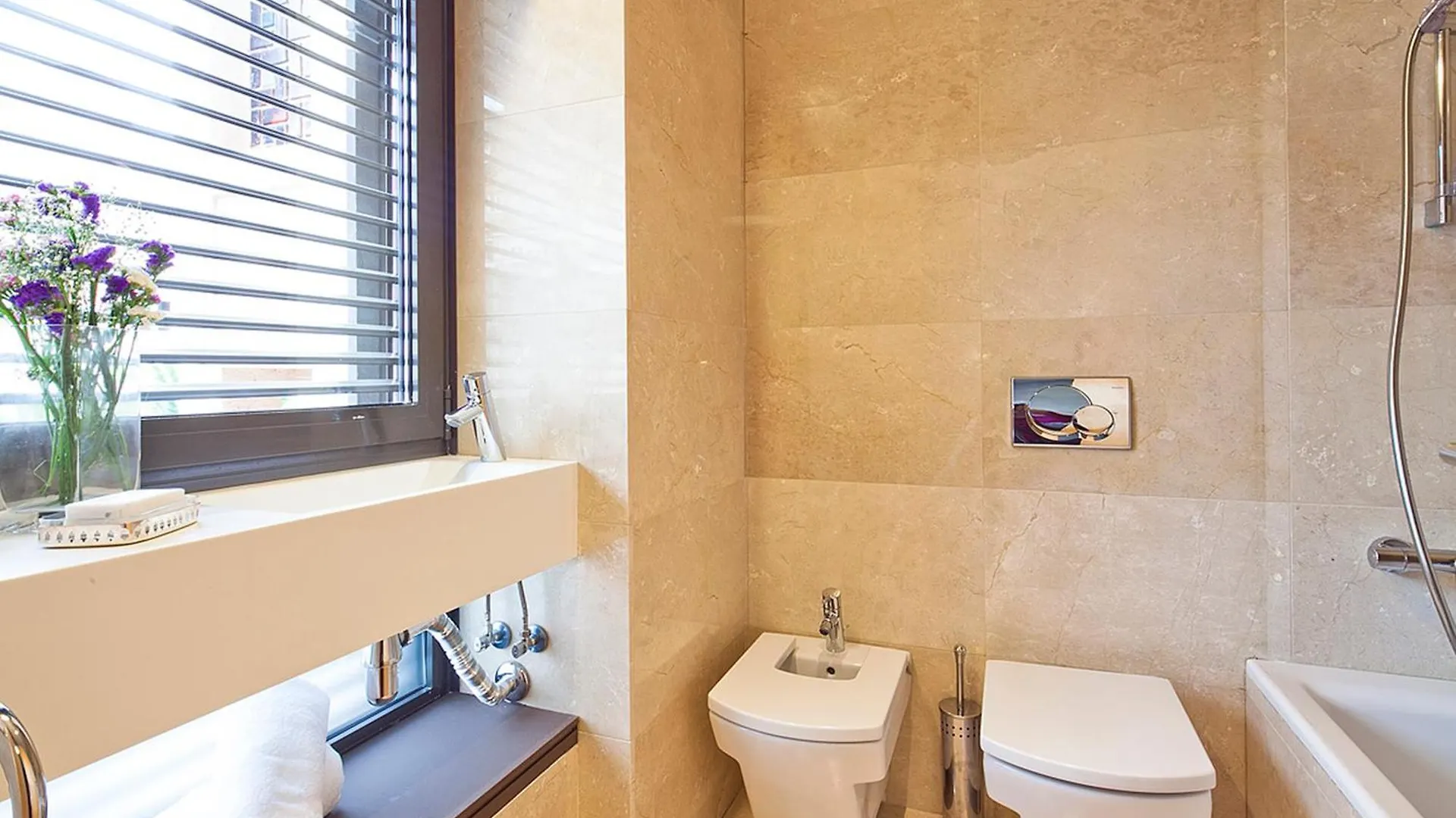 My Space Emirates - Splendid Apartment With Terrace And Pool Near Park Gueell バルセロナ