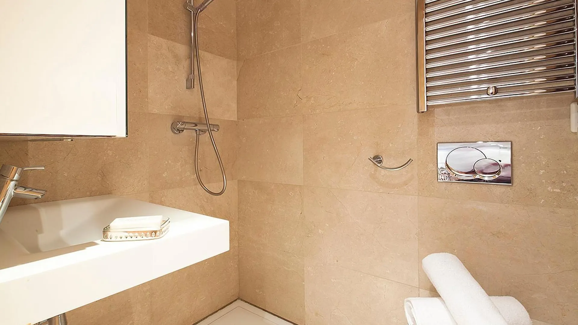 My Space Emirates - Splendid Apartment With Terrace And Pool Near Park Gueell バルセロナ