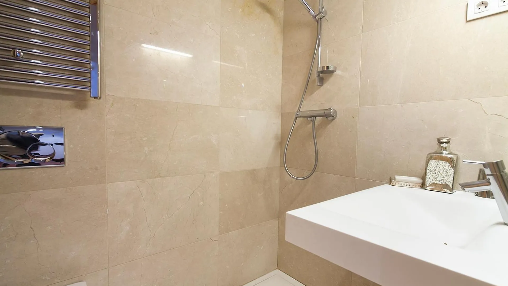 My Space Emirates - Splendid Apartment With Terrace And Pool Near Park Gueell バルセロナ