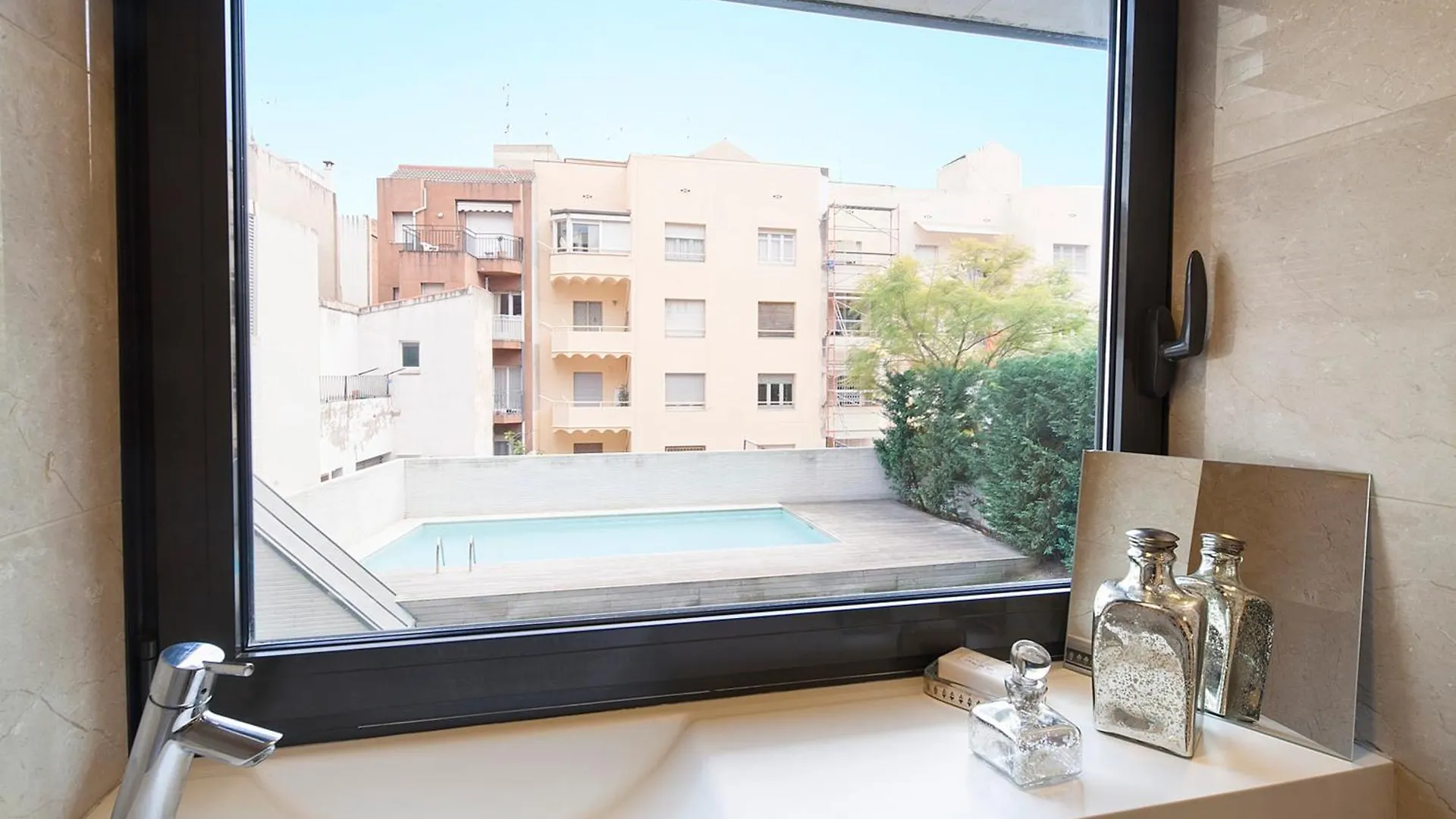 My Space Emirates - Splendid Apartment With Terrace And Pool Near Park Gueell バルセロナ