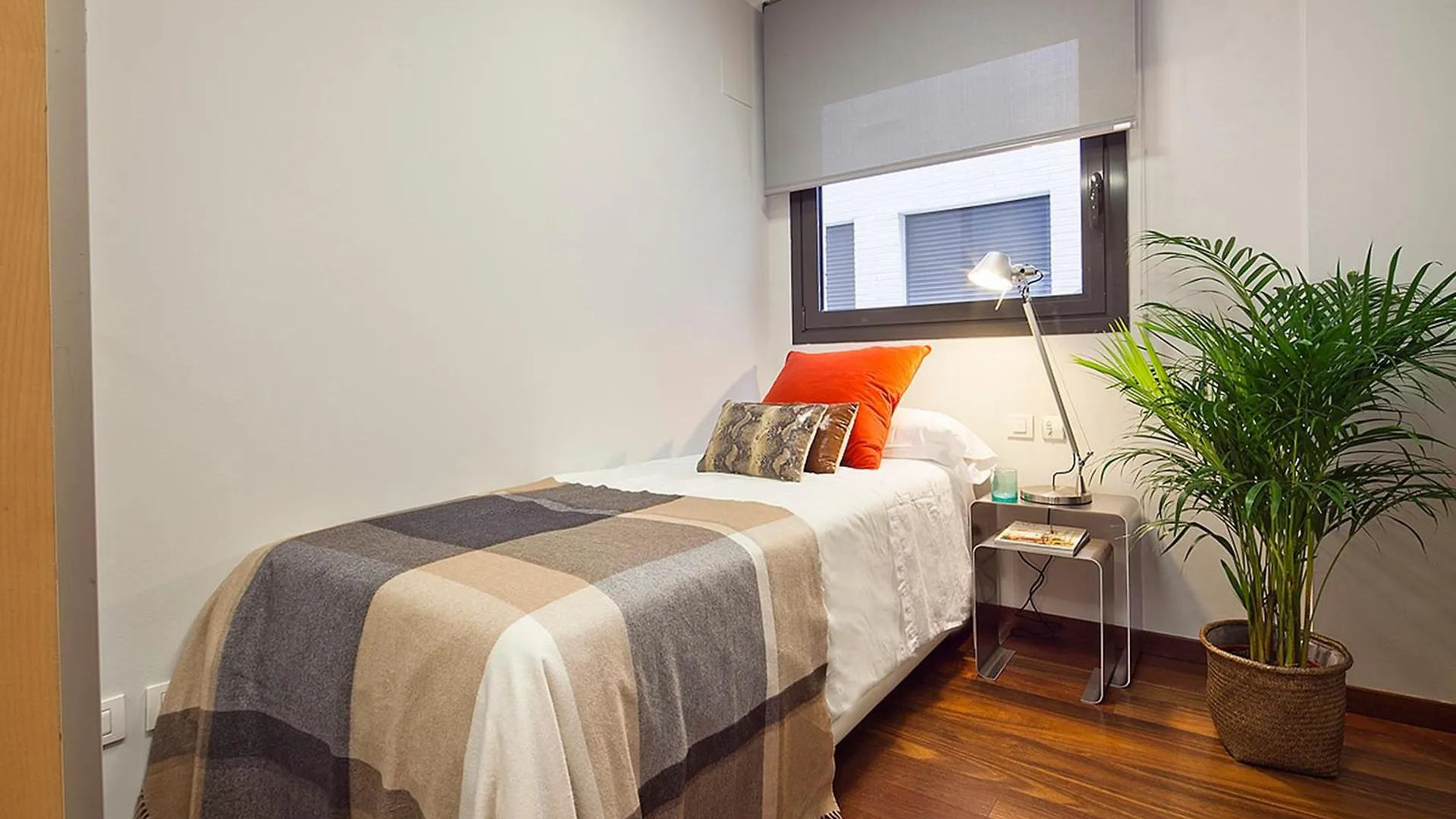 My Space Emirates - Splendid Apartment With Terrace And Pool Near Park Gueell Barcelona