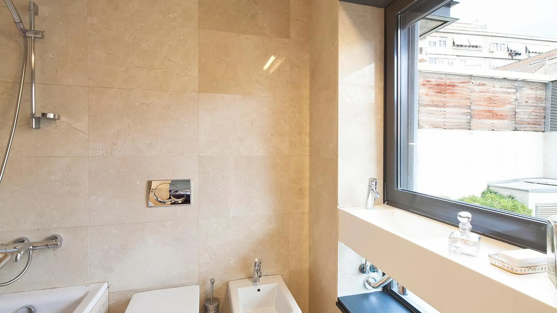 My Space Emirates - Splendid Apartment With Terrace And Pool Near Park Gueell Barcelona 0*,